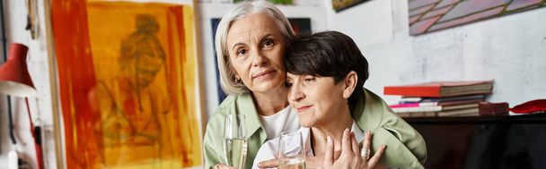 Dos mujeres sosteniendo copas de vino en un ambiente acogedor. - Foto, imagen