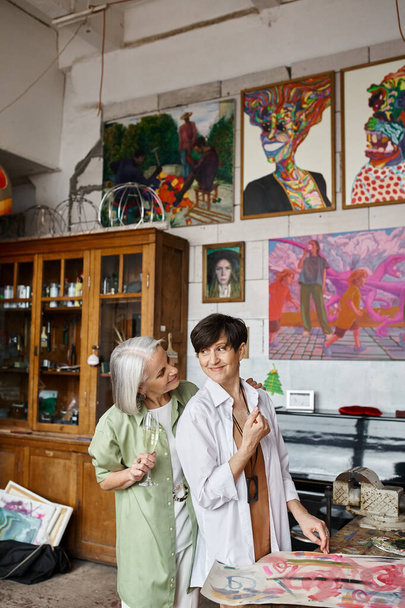 Maduras lesbianas pareja vinculación en el espacio artístico. - Foto, imagen