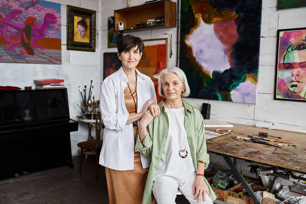 Deux femmes se rassemblent dans un studio d'art. - Photo, image