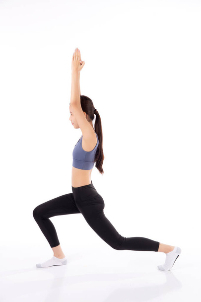 Портрет молодой азиатской женщины в спортивной одежде, практикующей йогу для растяжения рук изолированный белый фон, женские упражнения и тренировки для отдыха, спорта и здоровья, женские тренировки для здоровья. - Фото, изображение