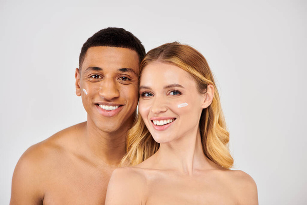 Joven hombre y mujer posan cariñosamente durante la rutina de cuidado de la piel. - Foto, Imagen