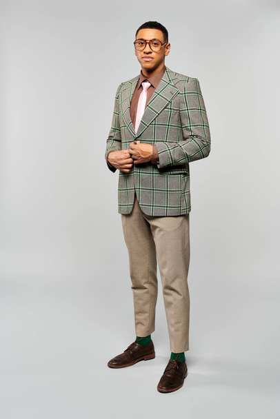 Ein Mann im grünen Blazer und grüner Hose posiert selbstbewusst. - Foto, Bild