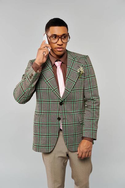Homem elegante em blazer checkered falando no telefone celular. - Foto, Imagem