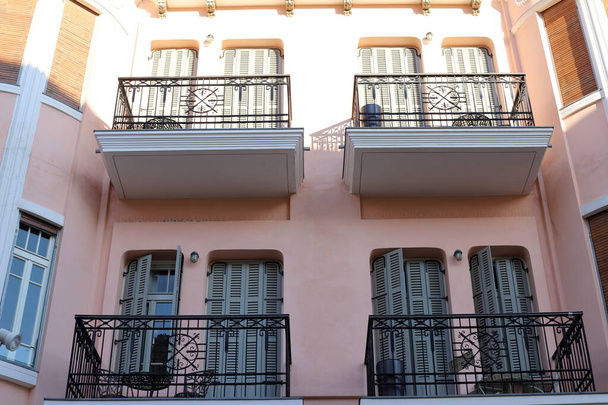 Balkon, Nahaufnahme, als architektonisches Detail beim Wohnungsbau in Israel. - Foto, Bild