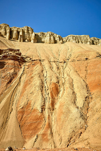 vista de montanhas de arenito com camadas visíveis e vestígios de erosão no Parque Nacional Altyn Emel, Cazaquistão - Foto, Imagem
