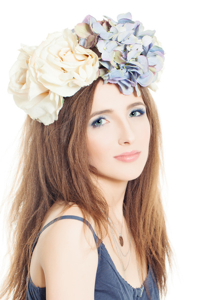 Letní módní vzhled žena s květy růže - Fotografie, Obrázek