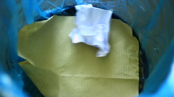 Zmačkaný papír v kbelíku - Záběry, video
