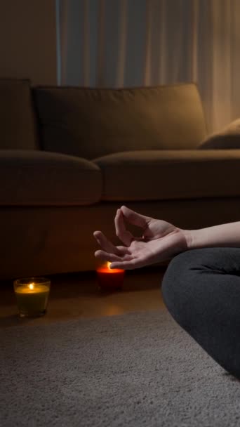 Lähikuva kädestä meditaatioasennossa yöllä. Mindfulness käsite kopioi tilaa. - Materiaali, video