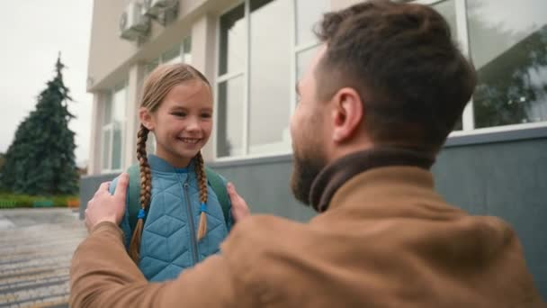 Baba-kız ilkokul vedalaşması sevimli aile mutluluğu ebeveynlik erkek liseli kız ders çalışması şehir dışında çocuk eğitim ilişkileri bağlarını koruyan jest - Video, Çekim