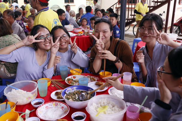 Phuoc Hue Budist tapınağı. Budist törende vejetaryen yemeği yiyenler. Vietnam.  - Fotoğraf, Görsel