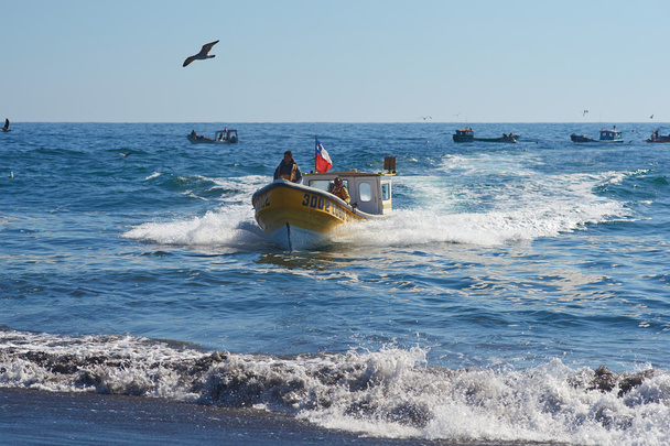 Barco de pesca viene Ashore
 - Foto, imagen