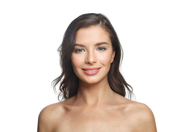 Barna fiatal boldog nő modell természetes make-up, tiszta egészséges friss bőr és hosszú haj elszigetelt fehér háttér. Göndör, hajápolás, bőrápolás és arckezelés koncepciója - Fotó, kép