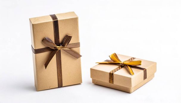 Noël concept de Noël origami isolé sur fond blanc enveloppé cadeaux ou cadeaux avec des arcs de différentes tailles et couleurs avec espace de copie pour votre conception pour les vacances d'hiver Décembre - Photo, image