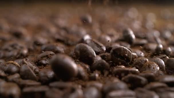 Макроснимок кофейных зерен, падающих в замедленной съемке на 800 кадров в секунду - Кадры, видео
