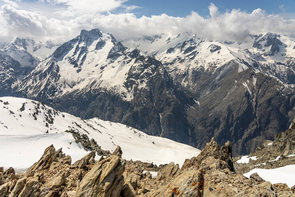 Зимние горы красивые альпийские панорамные. Вид с воздуха на ледник Французских Альп вблизи Гренобля. Зимой в Альпах. Курорт Les Felx Alpes. Горы с видом на снег. - Фото, изображение