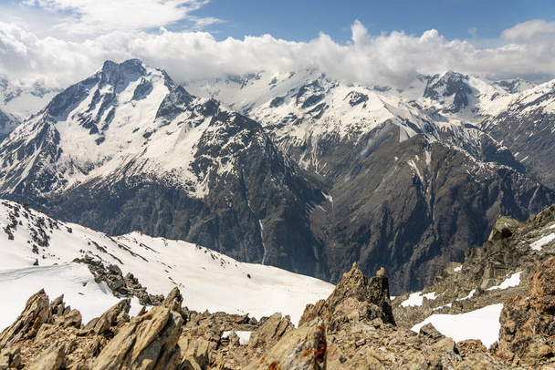 Téli hegyek gyönyörű alpesi panoráma. Légi felvétel a francia Alpok gleccser közelében Grenoble. Európa télen Alpokban van. Les deux-i Alpok üdülőhely. Hegyek légi hó téli kilátás. - Fotó, kép