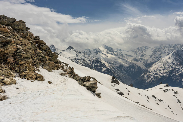 Зимние горы красивые альпийские панорамные. Вид с воздуха на ледник Французских Альп вблизи Гренобля. Зимой в Альпах. Курорт Les Felx Alpes. Горы с видом на снег. - Фото, изображение