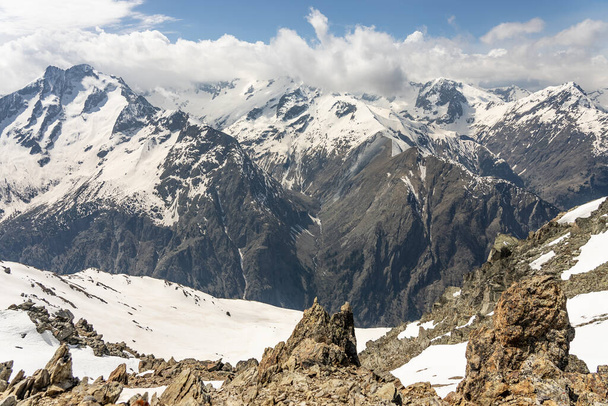 Χειμερινά βουνά όμορφη αλπική πανοραμική. Αεροφωτογραφία drone των γαλλικών Άλπεων Βουνό παγετώνα κοντά Grenoble. Η Ευρώπη υψώνεται το χειμώνα. Το θέρετρο Les Deux Alpes. Όρη εναέρια άποψη χιόνι χειμώνα. - Φωτογραφία, εικόνα
