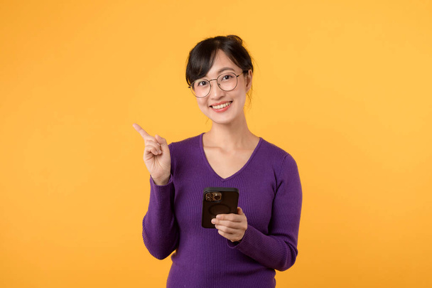 Portré gyönyörű fiatal ázsiai nő boldog mosoly öltözött purp - Fotó, kép