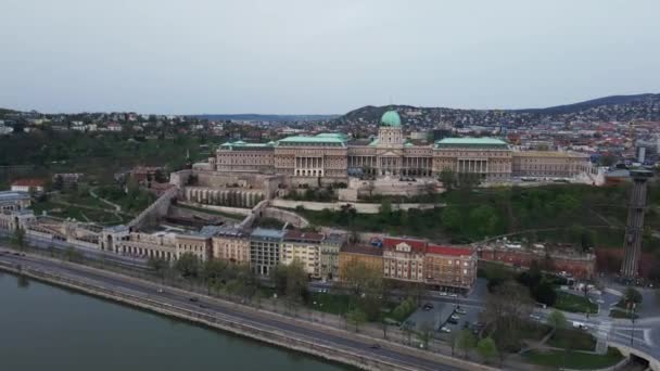 Budapeşte 'nin ufuk çizgisinde panoramik manzara. Macaristan 'ın başkentinde Büyük Buda Kalesi. Avrupa 'da tarihi mimari - Video, Çekim