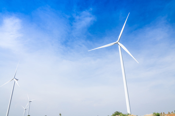 Elektrische Öko-Windenergie-Anlage im Cassava-Park - huay b - Foto, Bild