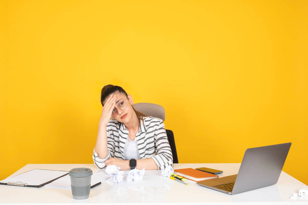 Gestresste zakenvrouw, portret van jonge blanke brunette gestresste zakenvrouw zit bureau met hoofdpijn. Uitgeput, gefrustreerd, droevig voorhoofd vasthouden met de hand. Slecht project voor kreupele papieren - Foto, afbeelding