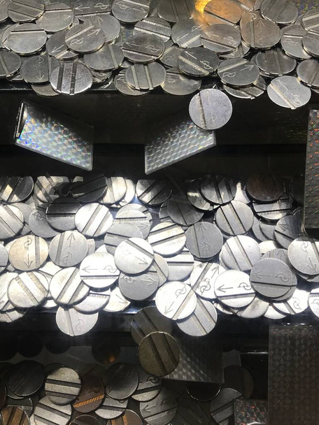 Münzen aus einem Münzkaskadenautomaten - Foto, Bild