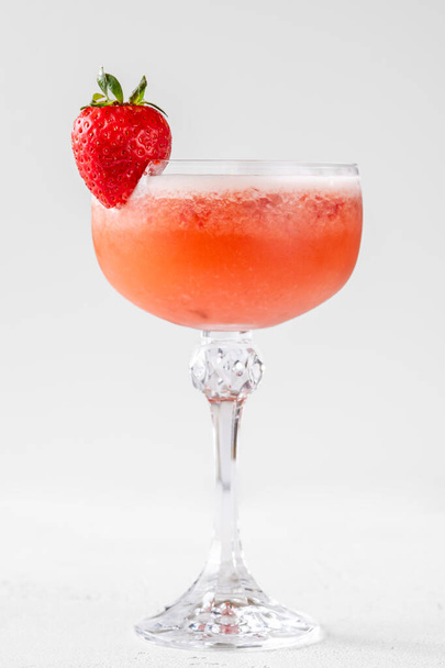 Cocktail aus Erdbeerfeldern garniert mit Balsamico-Essig-Tropfen - Foto, Bild