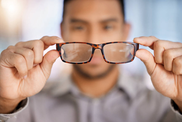 Mann, Hände und Linse mit Brille im Büro für das Sehen mit sauberen, gesunden Augen und Schutz vor blauem Licht. Zoom, Bokeh und männlicher Arbeiter mit Brille für Sehhilfe, Rahmen und Augenpflege. - Foto, Bild