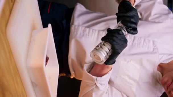 κάθετο βίντεο σεφ με λευκή στολή σε επαγγελματική κουζίνα παντζάρια άλατα που βρίσκονται σε ένα λευκό δοχείο - Πλάνα, βίντεο