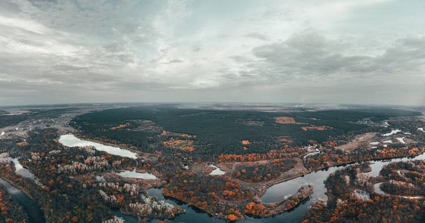 Podzimní náladové letecké panorama Siverskyi Donets říční údolí se zalesněnými břehy řek na Ukrajině - Fotografie, Obrázek