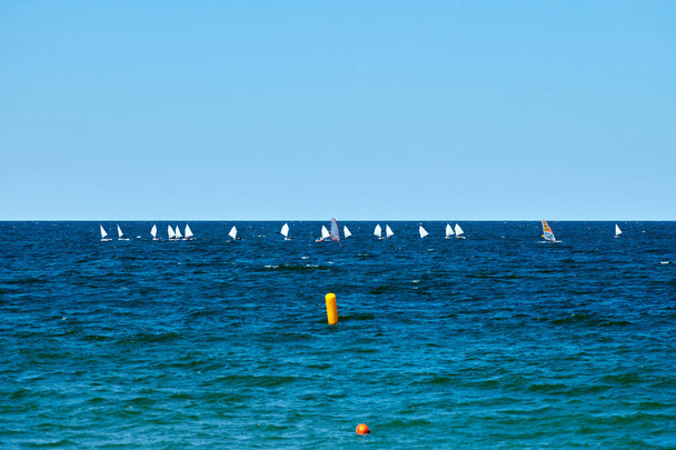 Regata di vela blu mare, spettacolo nautico competizione di vela sportiva tra i partecipanti yacht club che simboleggia lo spirito della sfida di vela marittima, yacht racing hobby - Foto, immagini