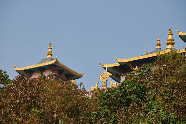 平和な自然の中で緑の植生に囲まれたチベット寺院は,自然とつながり,内なる平和を見つけるために訪問者を招待しています, アミタハ財団リトリートセンター - 写真・画像