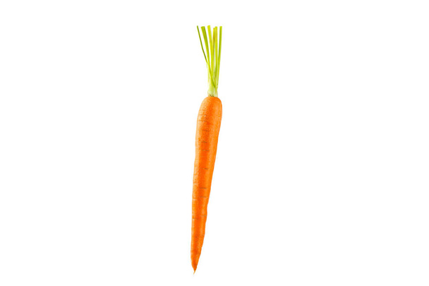 Морква ізольована на білому тлі. Свіжа і солодка органічна морква на білому тлі. Морквяні скибочки. Вегана. - Фото, зображення