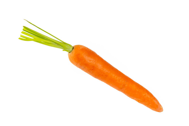 Морква ізольована на білому тлі. Свіжа і солодка органічна морква на білому тлі. Морквяні скибочки. Вегана. - Фото, зображення