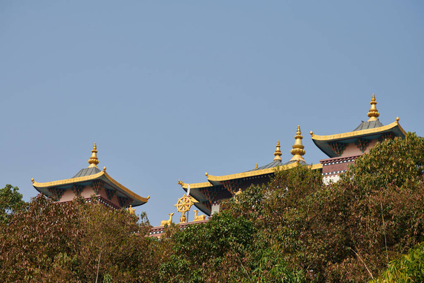 Tibeti templom a hegyen zöld növényzetbe burkolózva a békés természet közepette, meghívva a látogatókat a természettel való kapcsolatteremtésre és a belső béke megtalálására, Amitabha Alapítvány Menedékközpont - Fotó, kép