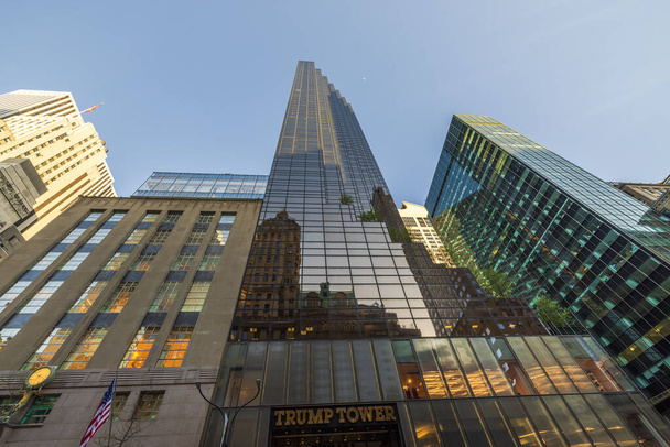 窓に隣接する建物が映し出されるトランプタワーの高層ビルの美しい景色. NYだ。 アメリカ合衆国.  - 写真・画像