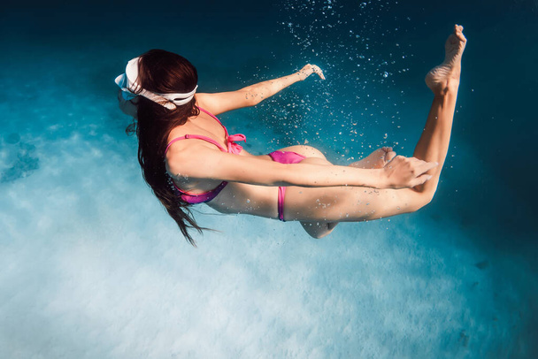 Женщина с идеальным телом для подводного плавания в синем море. Плавание под водой в океане на Оаху - Фото, изображение