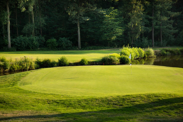terrain de golf dans un beau champ vert - Photo, image