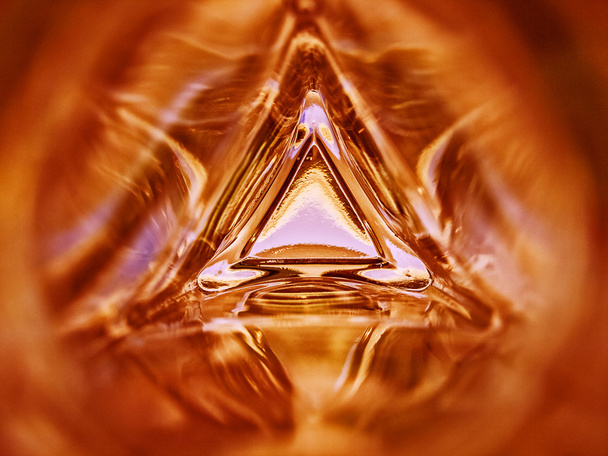 Image abstraite de l'intérieur d'une bouteille en verre triangle fond de couleur rouge
 - Photo, image