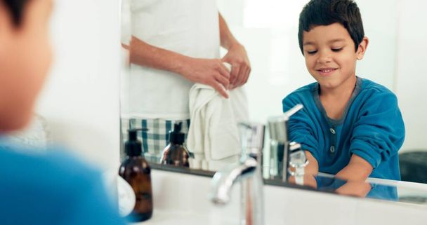 Familie, schoonmaak en jongen met handen in de gootsteen in badkamer met vader en huidverzorging voor hygiëne thuis samen. Liefde, glimlach en papa met gelukkig kind met water, vloeistof en zeep voor wassen en gezondheid. - Foto, afbeelding