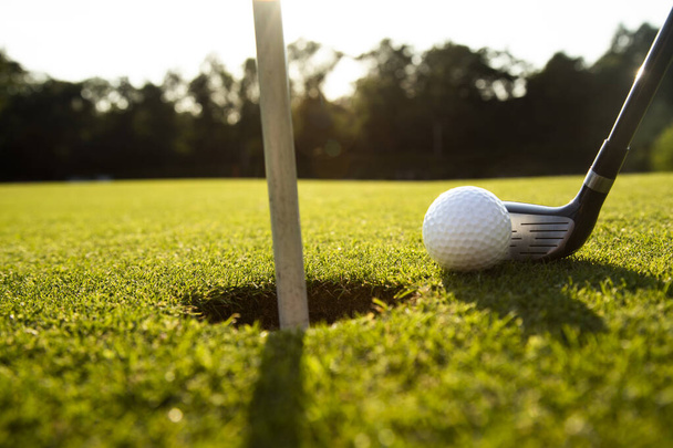 équipement de golf dans le club de golf. golf sur le terrain au soleil du soir. - Photo, image