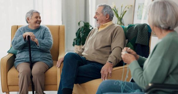 Rozhovor, šťastní a staří přátelé v obývacím pokoji pečovatelského domu pro komunikaci. Úsměv, diskuse a skupina starších lidí v důchodu mluvení, sblížení a relaxaci v salonku v domě - Fotografie, Obrázek