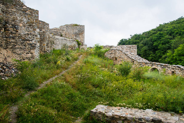 Las murallas del castillo de Prizren en Kosovo - Foto, Imagen