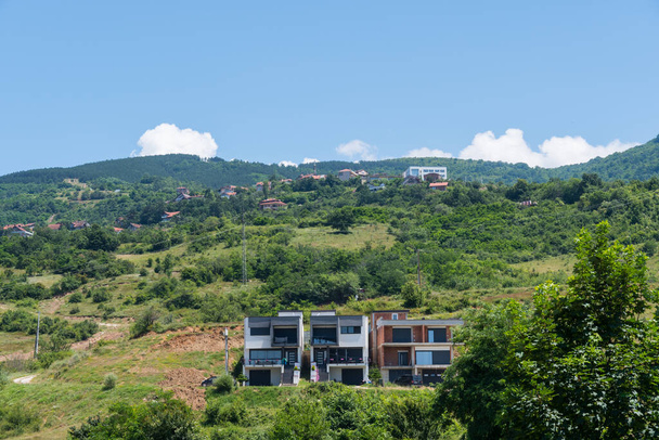 Edificios en las colinas de la ciudad de Prizren en Kosovo - Foto, Imagen