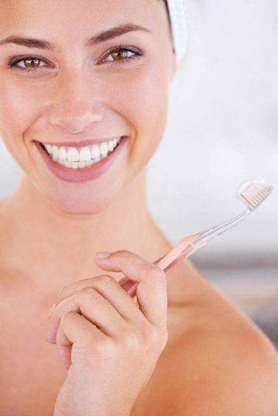 Cepillo de dientes, sonrisa y retrato de la mujer cepillándose los dientes para la salud, el bienestar y la rutina oral de la mañana. Autocuidado, odontología y mujer joven con boca para tratamiento limpio, higiénico u odontológico - Foto, imagen