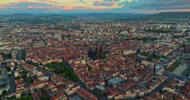 Francia, iglesia Clermont-Ferrand, vista aérea por dron. Drone Toma aérea de Montlucon en el centro de Francia. Montlucon es la comuna más grande del departamento de Allier. Un panorama de la ciudad francesa. - Metraje, vídeo