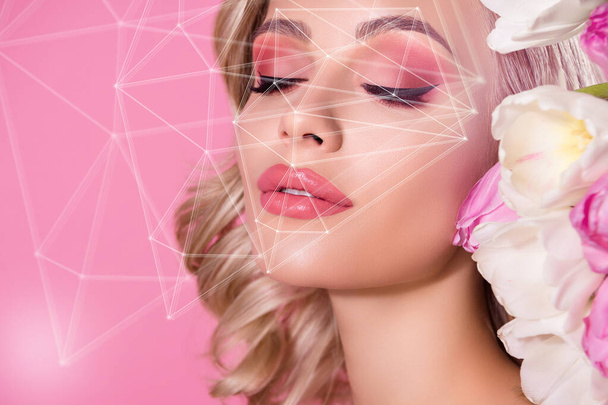 collage futurista creativo del efecto visual de la señora usando la aplicación holográfica innovadora para tener maquillaje brillante. - Foto, imagen