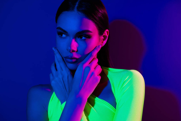 Close up oříznuté fotografie jemný krásný model dívka ruce dotek tvář vypadají prázdné místo izolované na neonovém pozadí. - Fotografie, Obrázek