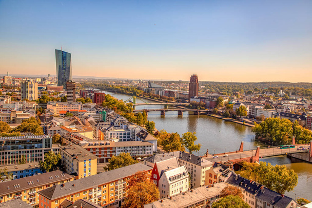 Európa, Németország, Frankfurt am Main, 2018. szeptember 27. Frankfurt óvárosa Kaiserdommal, Európai Központi Bankkal és a Main folyóval felülről nézve (Fő torony) naplementekor - Fotó, kép